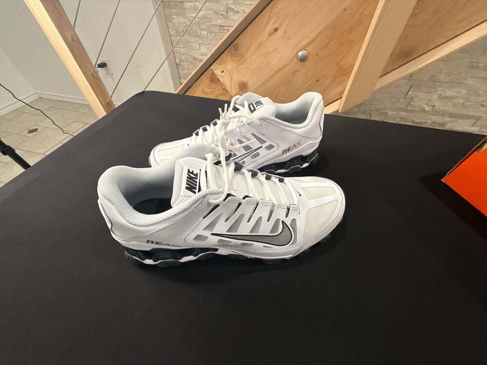 Nike Reax 8 TR Mesh Size 10.5 White Metallic Silver
